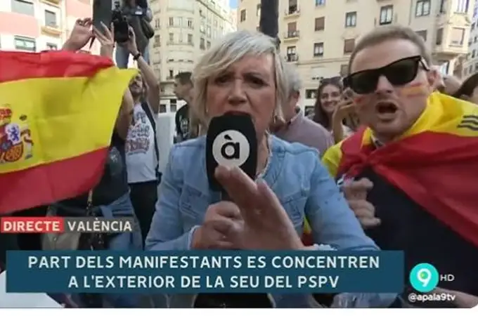 Los manifestantes concentrados frente a la sede del PSPV de Valencia agreden a periodistas de À Punt