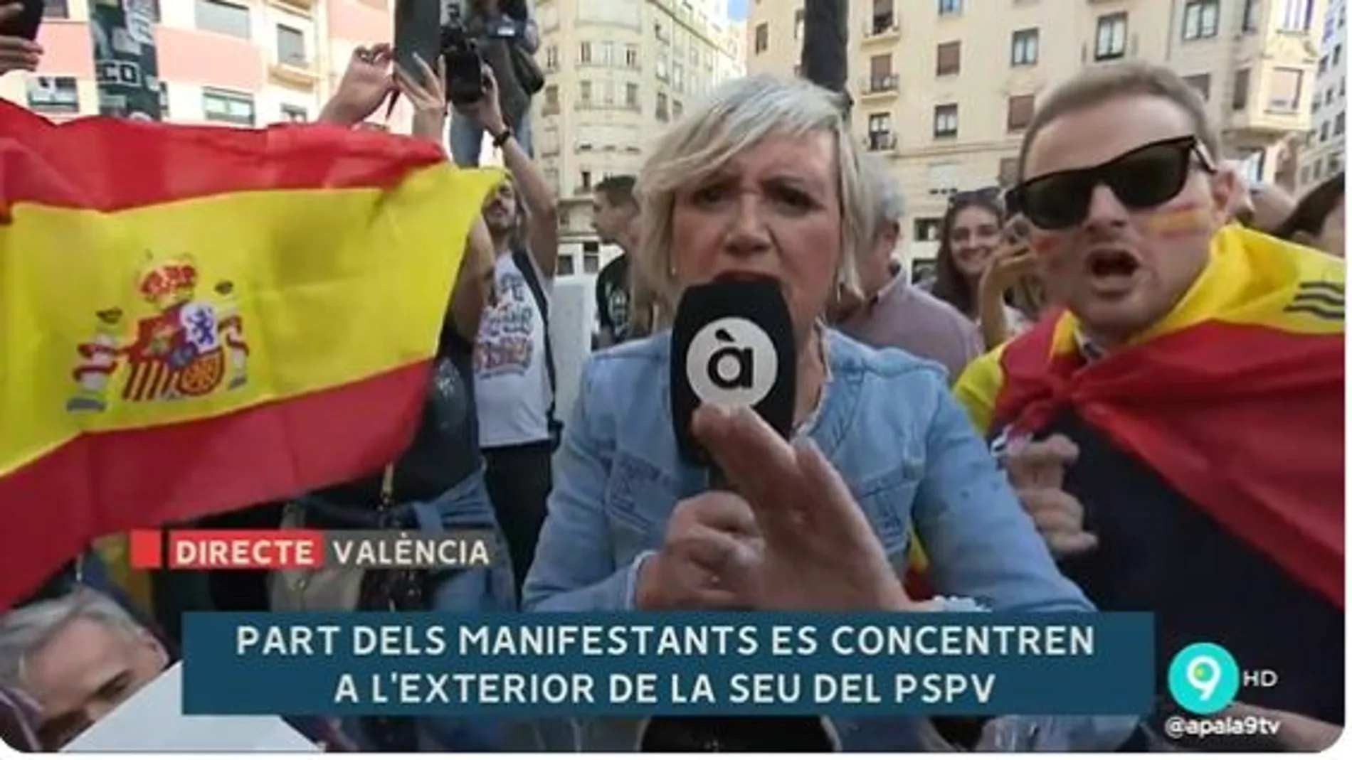 Los manifestantes concentrados frente a la sede del PSPV de Valencia agreden a periodistas de ÁPunt