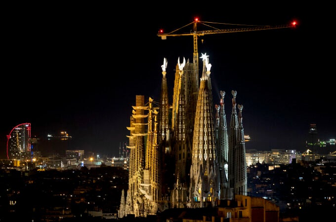 La Sagrada Familia ilumina las cuatro torres de los Evangelistas