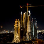La Sagrada Familia ilumina las cuatro torres de los Evangelistas