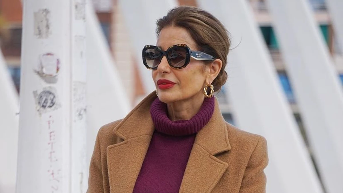 Las influencers de 50+, como Pilar de Arce, nos confirman que este invierno los abrigos de paño burdeos serán la estrella del look 