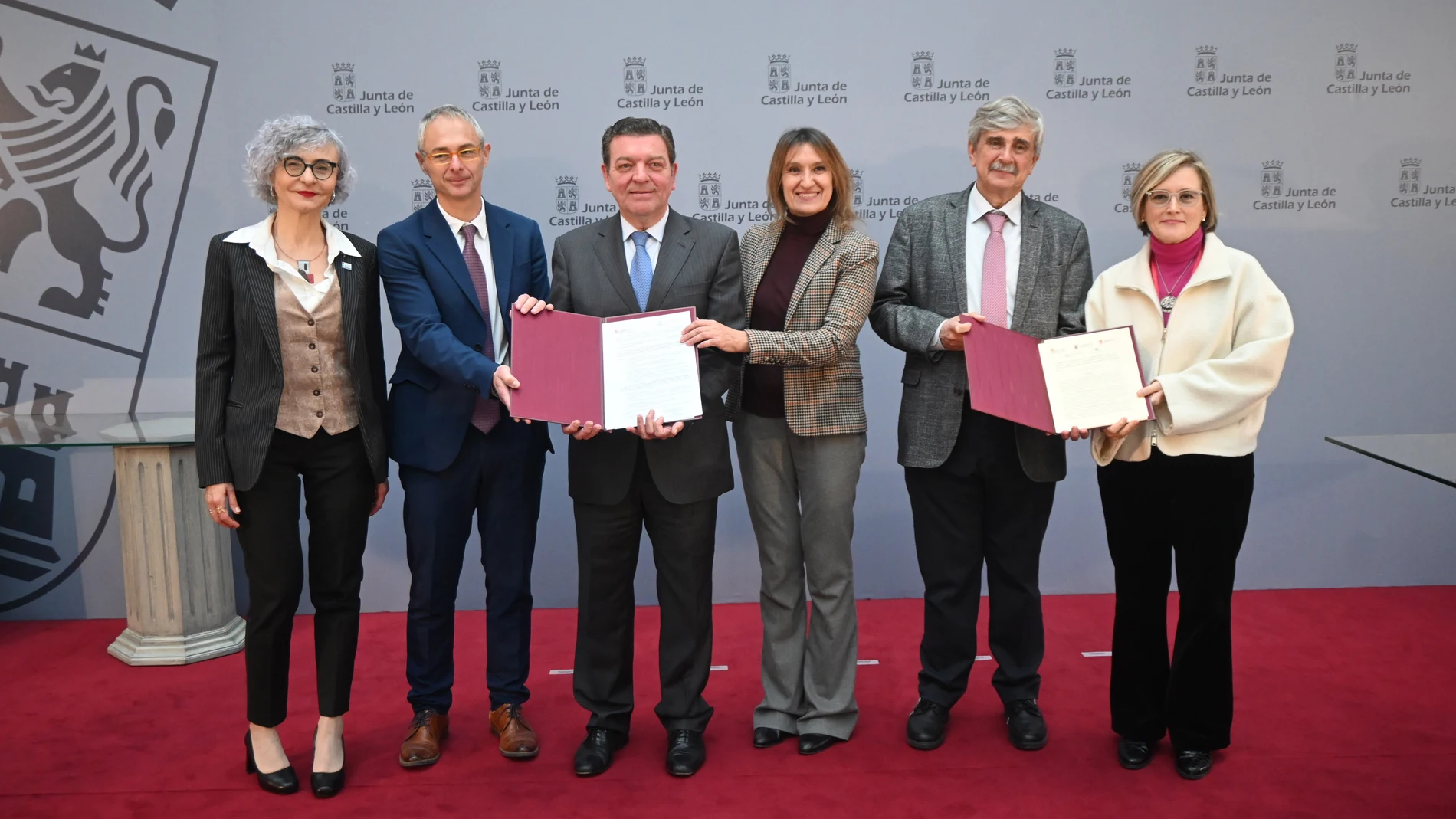 González Gago y Rocío Lucas en la firma del convenio con las universidades