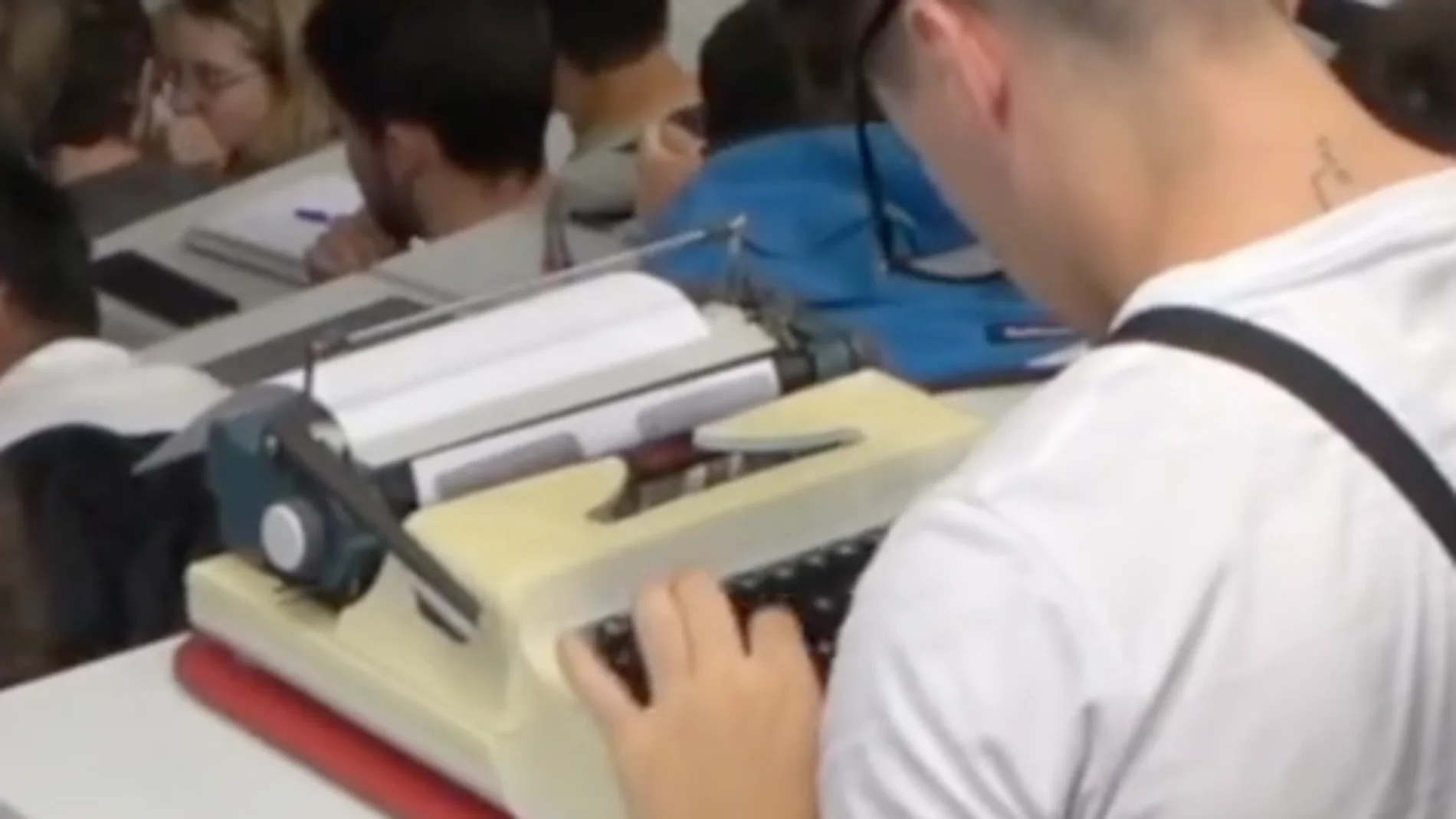 Acude a la universidad con una máquina de escribir