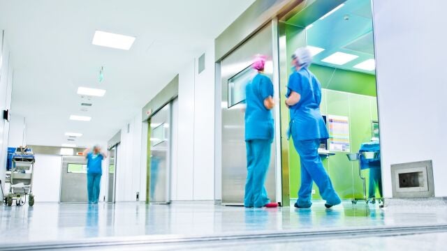 Personal sanitario en los pasillos de un centro hospitalario