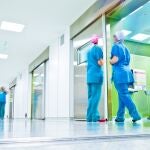 Personal sanitario en los pasillos de un centro hospitalario