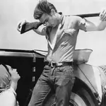 En «Gigante», James Dean (en la imagen a la dcha. de una cautivadora Elisabeth Taylor) lucía el modelo clásico de vaquero 