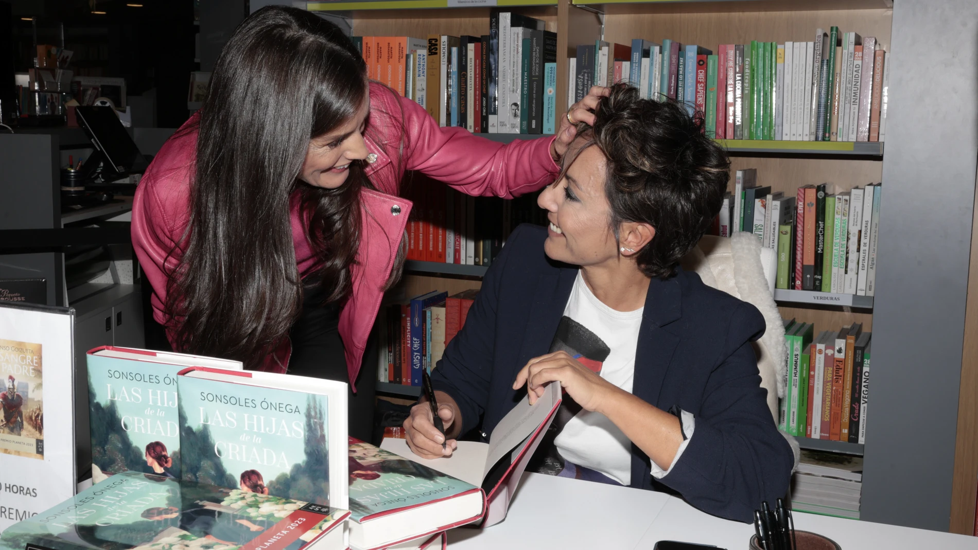 La Reina Letizia y Sonsoles Ónega durante la firma de libros de "Las hijas de la criada"
