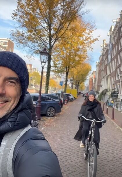 Jorge Fernández y Nora Aristegui paseando en bici por Ámsterdam