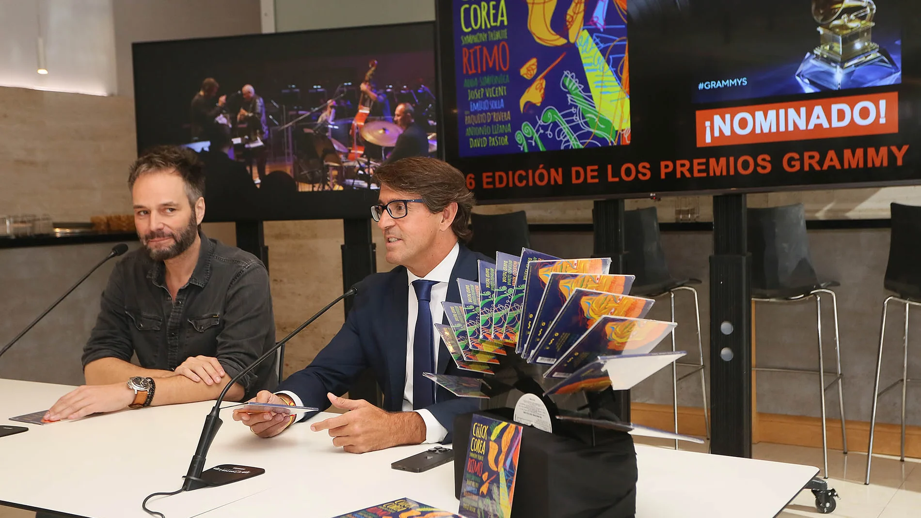 Josep Vicent, director de la Orquesta ADDA Simfònica, y el diputado de Cultura, Juan de Dios Navarro hoy en rueda de prensa en Alicante.