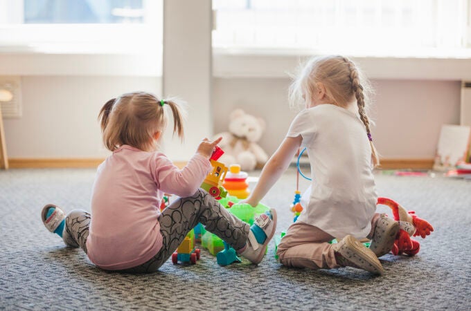 Dos niñas jugando