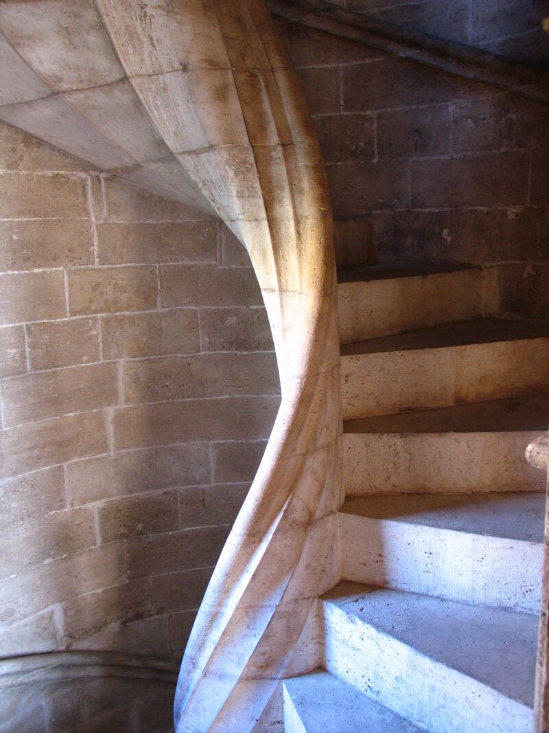 Escalera de caracol en le interior del torreón de la Lonja