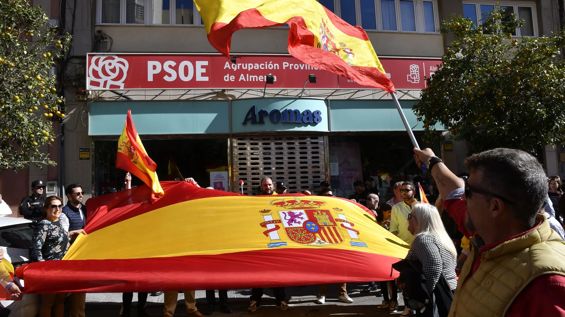 Concentración frente a la sede del PSOE de Almería en protesta por la amnistía