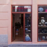 Comercio emblemáticos como Sombreros Albero ha conseguido abrir una tienda nueva en el edifico más estrecho de Europa