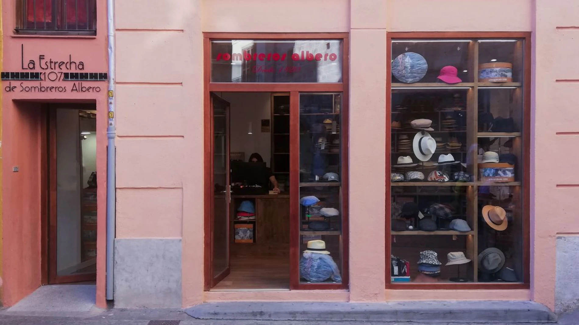 Comercio emblemáticos como Sombreros Albero ha conseguido abrir una tienda nueva en el edifico más estrecho de Europa
