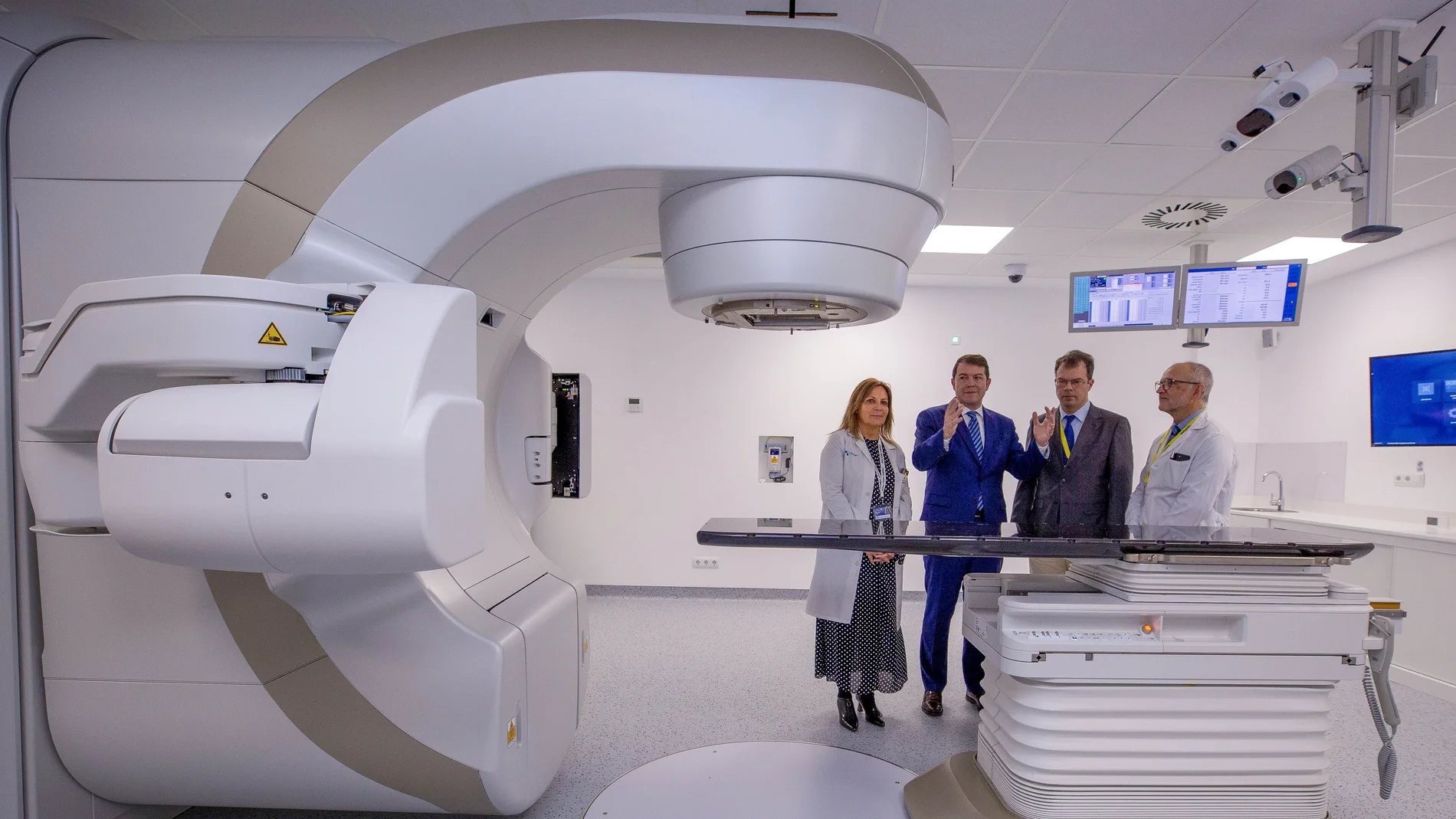 Mañueco visita el Hospital de Ávila ante la puesta en funcionamiento de la Unidad de Radioterapi