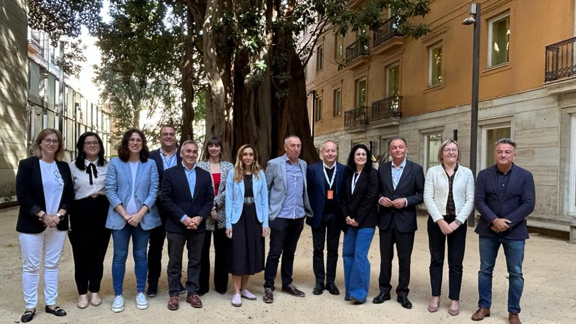 Imagen de la reunión esta mañana de patronal y sindicatos con los partidos políticos