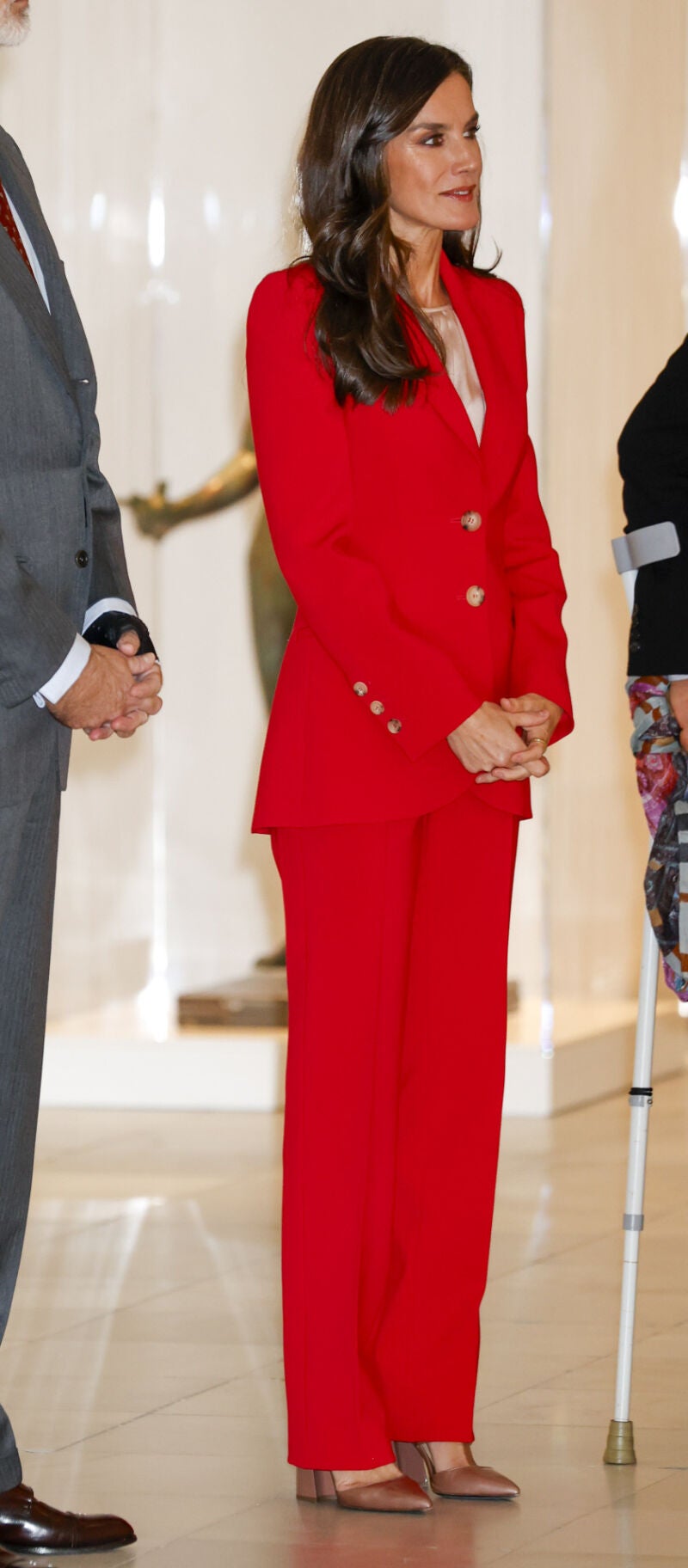 La Reina Letizia con traje rojo.