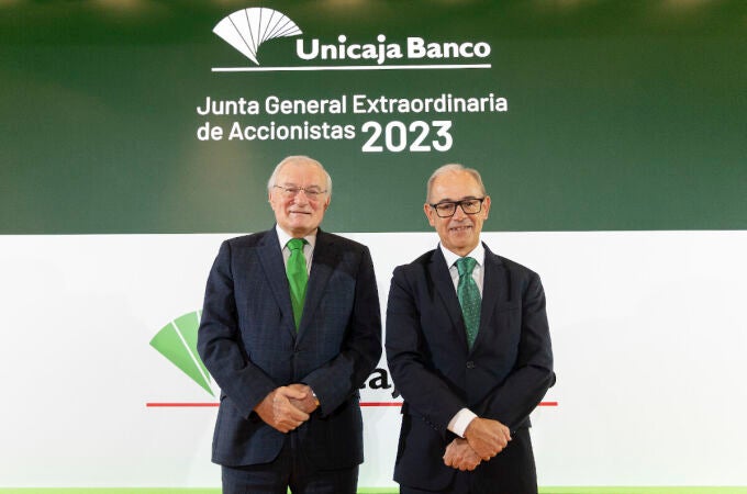 De izquierda a derecha, el presidente de Unicaja Banco, Manuel Azuaga, y el consejero delegado, Isidro Rubiales.