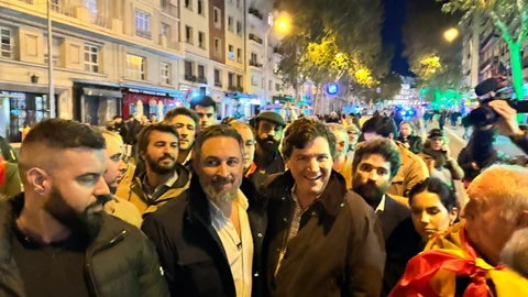Santiago Abascal y Tucker Calson en la Calle Ferraz