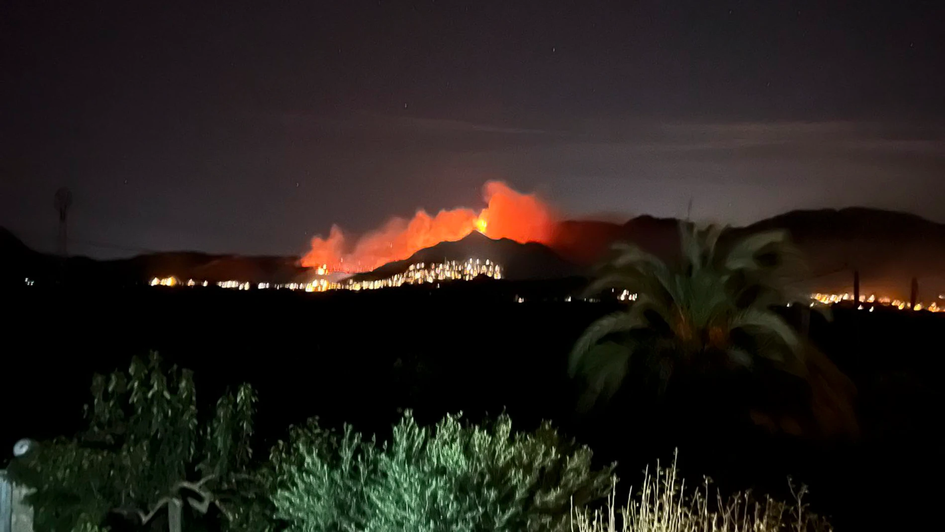 RÁFOL DE ALMUNIA (ALICANTE), 14/11/2023.- Un incendio forestal declarado en la sierra de Segaria del término de Ráfol de Almunia, en la comarca alicantina de la Marina Alta, ha movilizado a un gran número de dotaciones de bomberos y brigadas forestales, y es visible en gran parte del norte de la provincia de Alicante. EFE/Comunidad Valenciana ***SÓLO USO EDITORIAL, PERMITIDO SU USO SÓLO EN RELACIÓN A LA INFORMACIÓN QUE APARECE EN EL PIE DE FOTO (CRÉDITO OBLIGATORIO)***