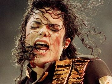 La icónica chaqueta de cuero blanco y negro que Michael Jackson lució en un anuncio de Pepsi se ha vendido por 286.000 euros