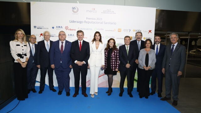 Foto de familia de la gala de entrega de premios a médicos, hospitales y proyectos