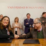 La consejera de Movilidad y Transformación Digital, María González Corral, suscribe un convenio de colaboración con el vicerrector de Investigación y Transferencia de la Universidad de Salamanca, José Miguel Mateos, en el ámbito de la seguridad vial en la circulación por las carreteras autonómicas, centrándose en la prevención de los accidentes de tráfico producidos con fauna silvestre