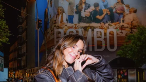 María Pombo y la lona que anuncia el estreno de su documental