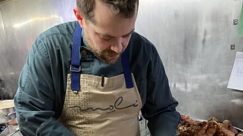 Diego López "Moli", de La Molinera, preparando cocido madrileño