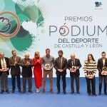 Foto de familia de García-Gallardo, Santonja y Mar Sancho junto a los premiados en la gala de entrega de los XI Premios Pódium del Deporte de Castilla y León