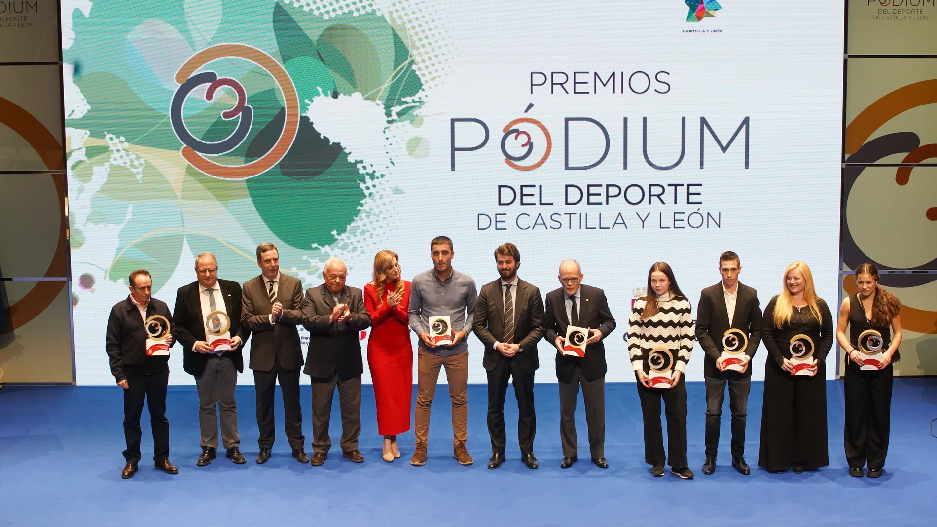 Foto de familia de García-Gallardo, Santonja y Mar Sancho junto a los premiados en la gala de entrega de los XI Premios Pódium del Deporte de Castilla y León
