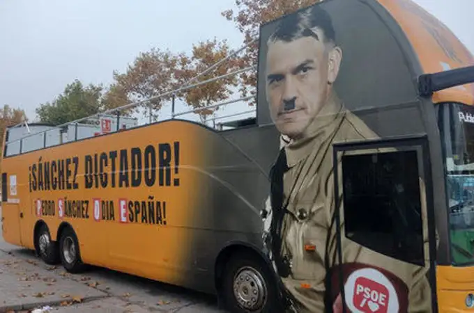 Así es el autobús que compara a Pedro Sánchez con Hitler por todo Madrid