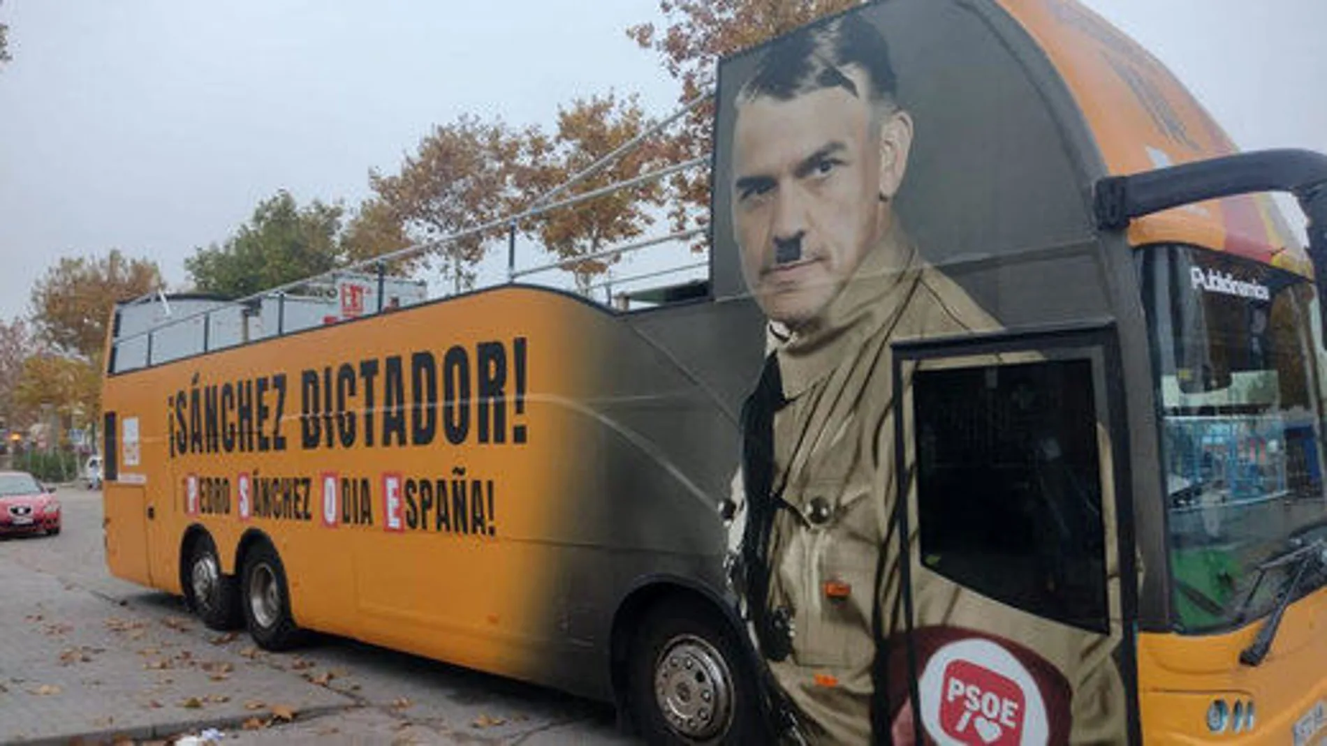 Así es el autobús que compara a Sánchez con Hitler y que ya circula por Madrid
