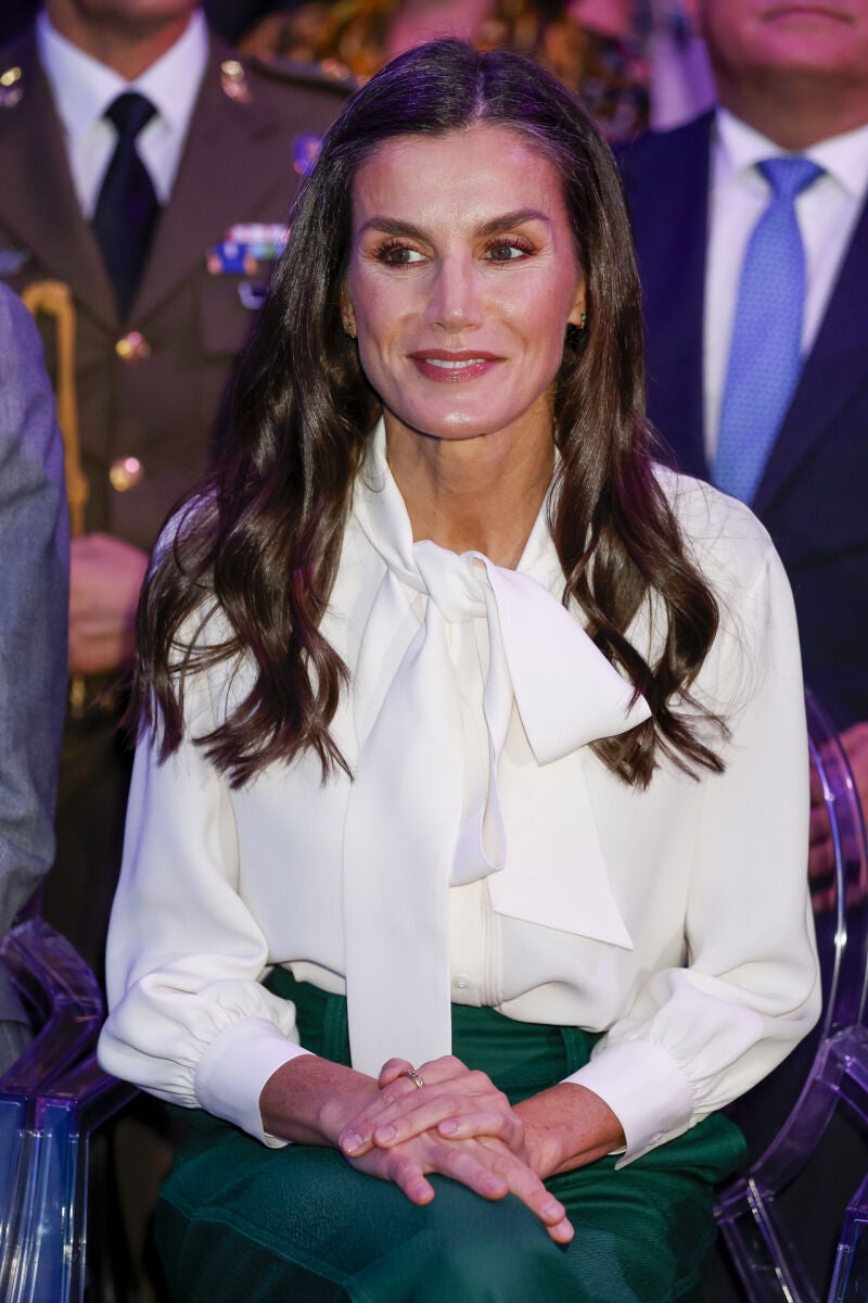 La Reina Letizia con camisa con lazada.