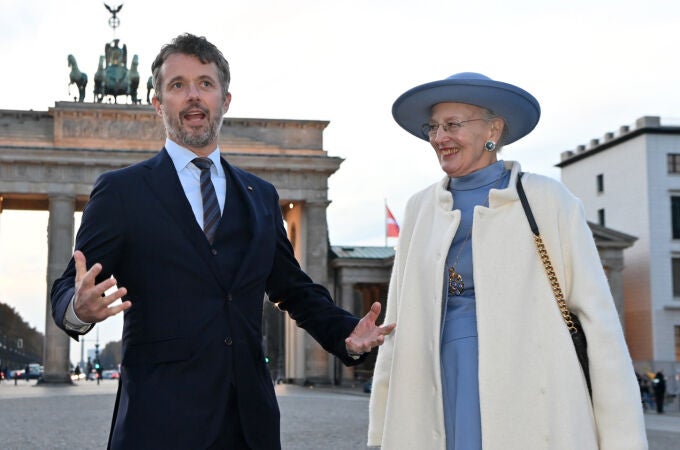 La reina Margarita y su hijo el príncipe Federico de Dinamarca