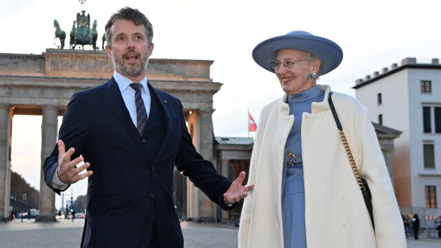 La reina Margarita y su hijo el príncipe Federico de Dinamarca