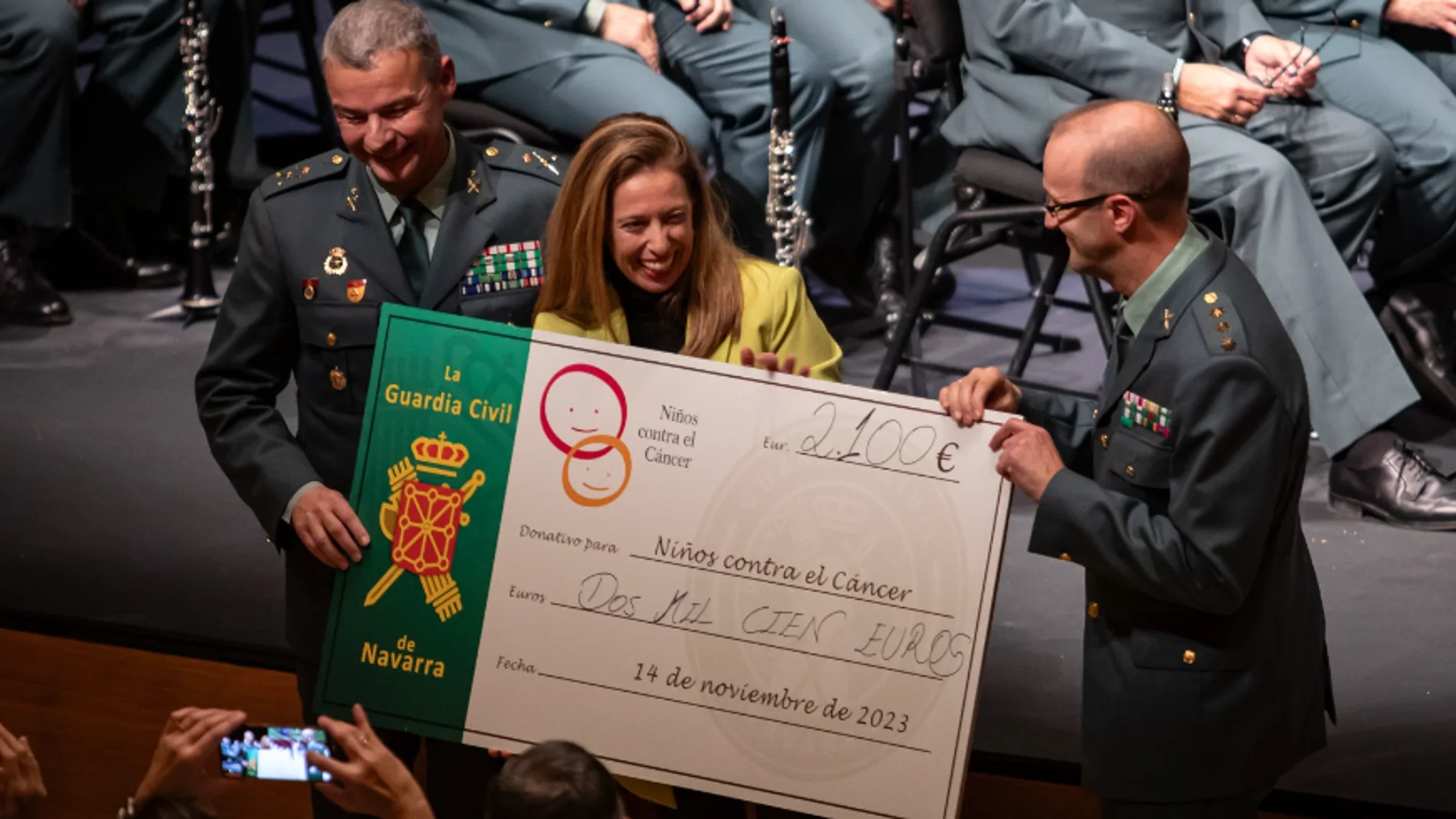 Los mandos de la Guardia Civil hacen entrega del cheque simbólico
