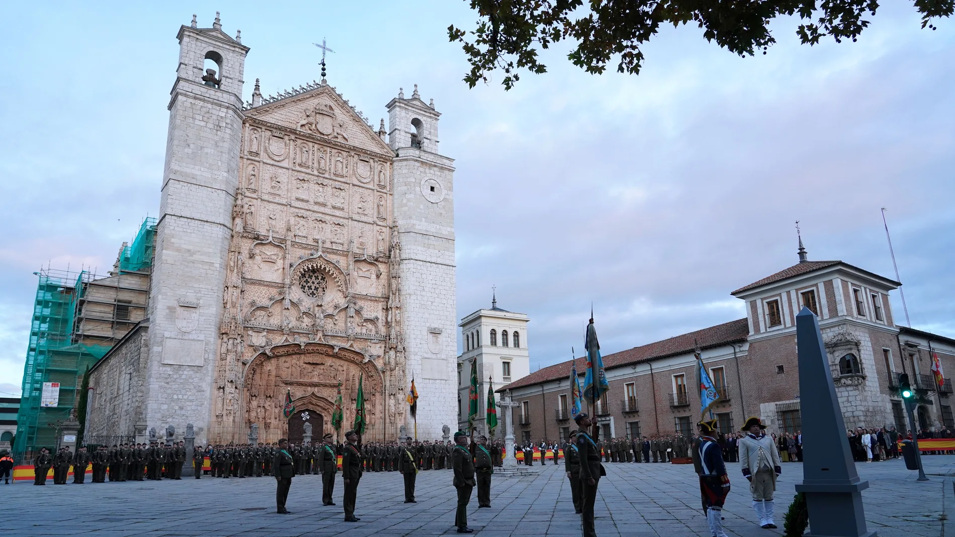 Homenaje a los que dieron su vida por España junto al Palacio Real de Valladolid, con la imponente iglesia de San Pablo al fondo