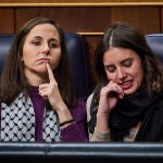 Ione Belarra e Irene Montero, en el pleno de investidura en el Congreso de los Diputados. © Alberto R. Roldán / Diario La Razón. 15 11 2023