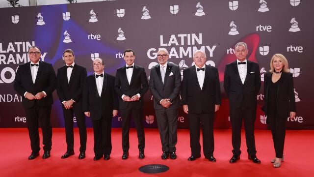 El presidente de la Junta de Andalucía, Juanma Moreno, en el centro de la foto de familia con el resto de las autoridades que han participado en la gala de los Grammy en Sevilla.