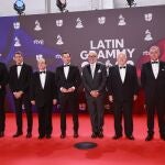 El presidente de la Junta de Andalucía, Juanma Moreno, en el centro de la foto de familia con el resto de las autoridades que han participado en la gala de los Grammy en Sevilla.
