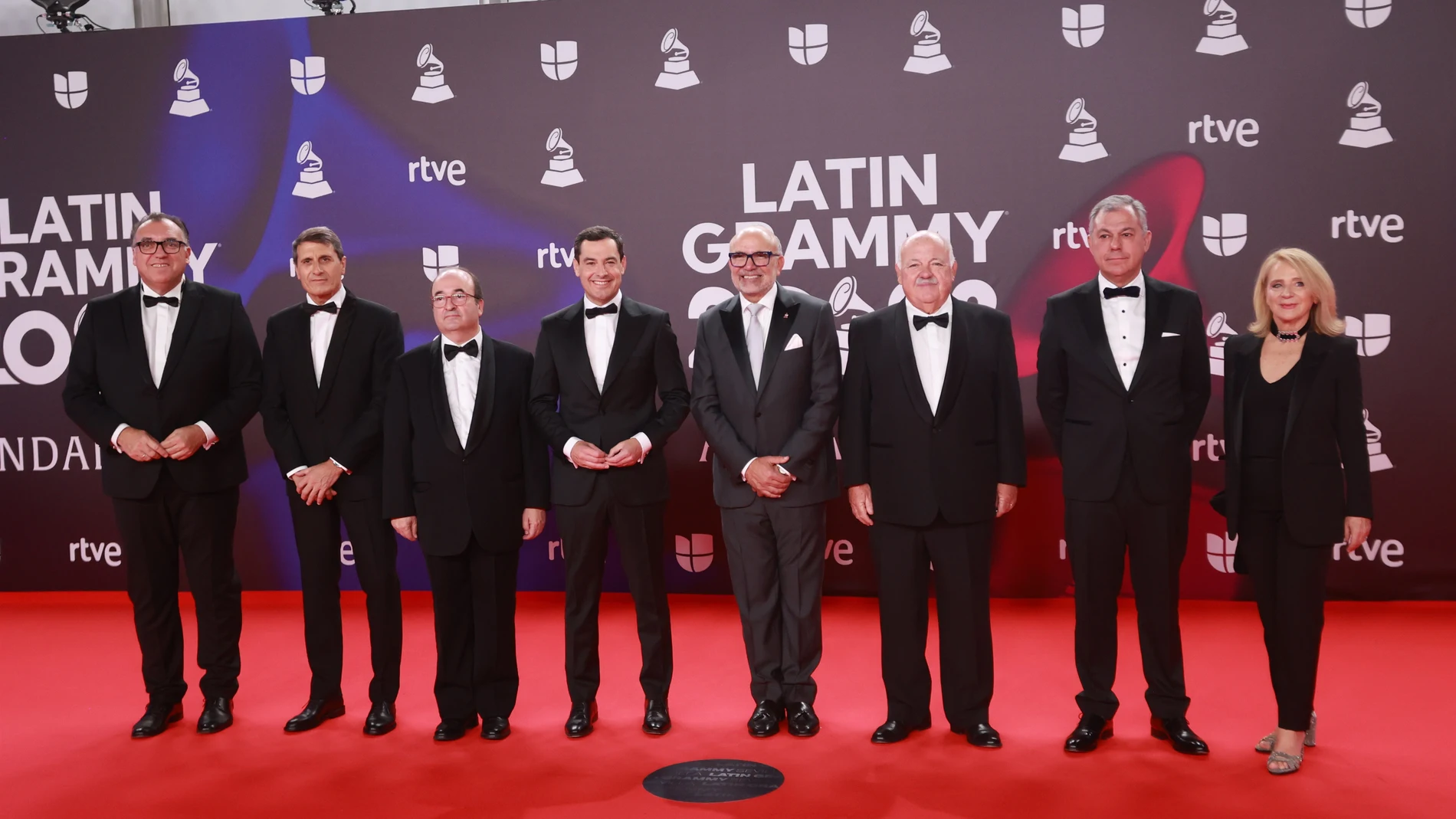El presidente de la Junta de Andalucía, Juanma Moreno, en el centro de la foto de familia con el resto de las autoridades que han participado en la gala de los Grammy en Sevilla.MARIA JOSE LOPEZ / EUROPA PRESS16/11/2023