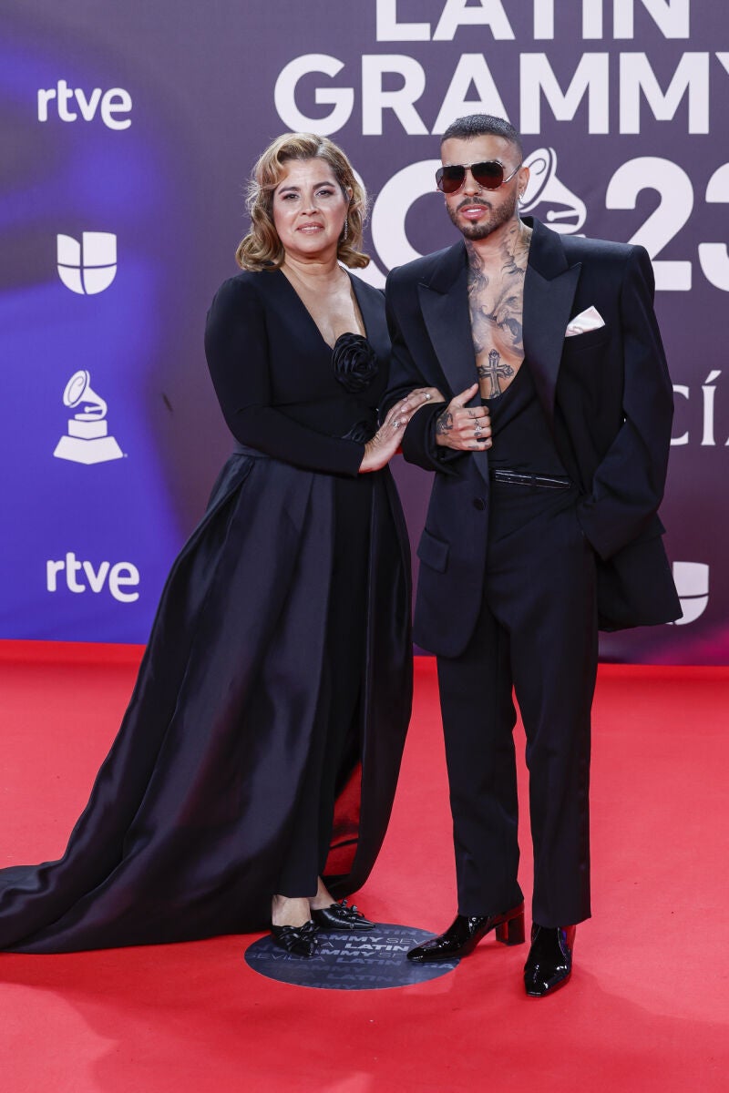 Rauw Alejandro junto a su madre.