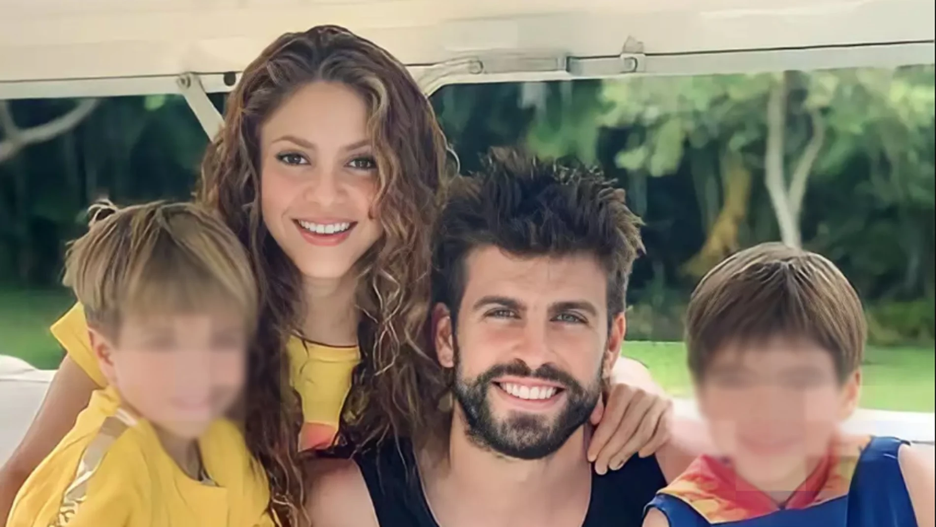 Shakira y Gerard Piqué junto a sus hijos, Milan y Sasha