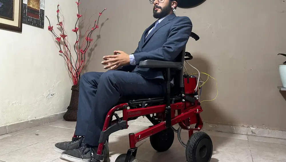 Carlos Abad ha desarrollado una silla controlada con la mente