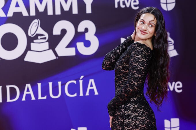 Rosalía a su llegada a la alfombra roja más española de los Latin Grammy en Sevilla.