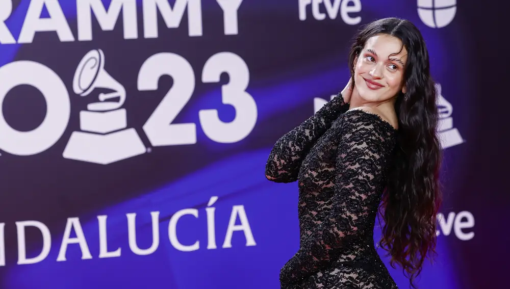 Rosalía a su llegada a la alfombra roja más española de los Latin Grammy en Sevilla.