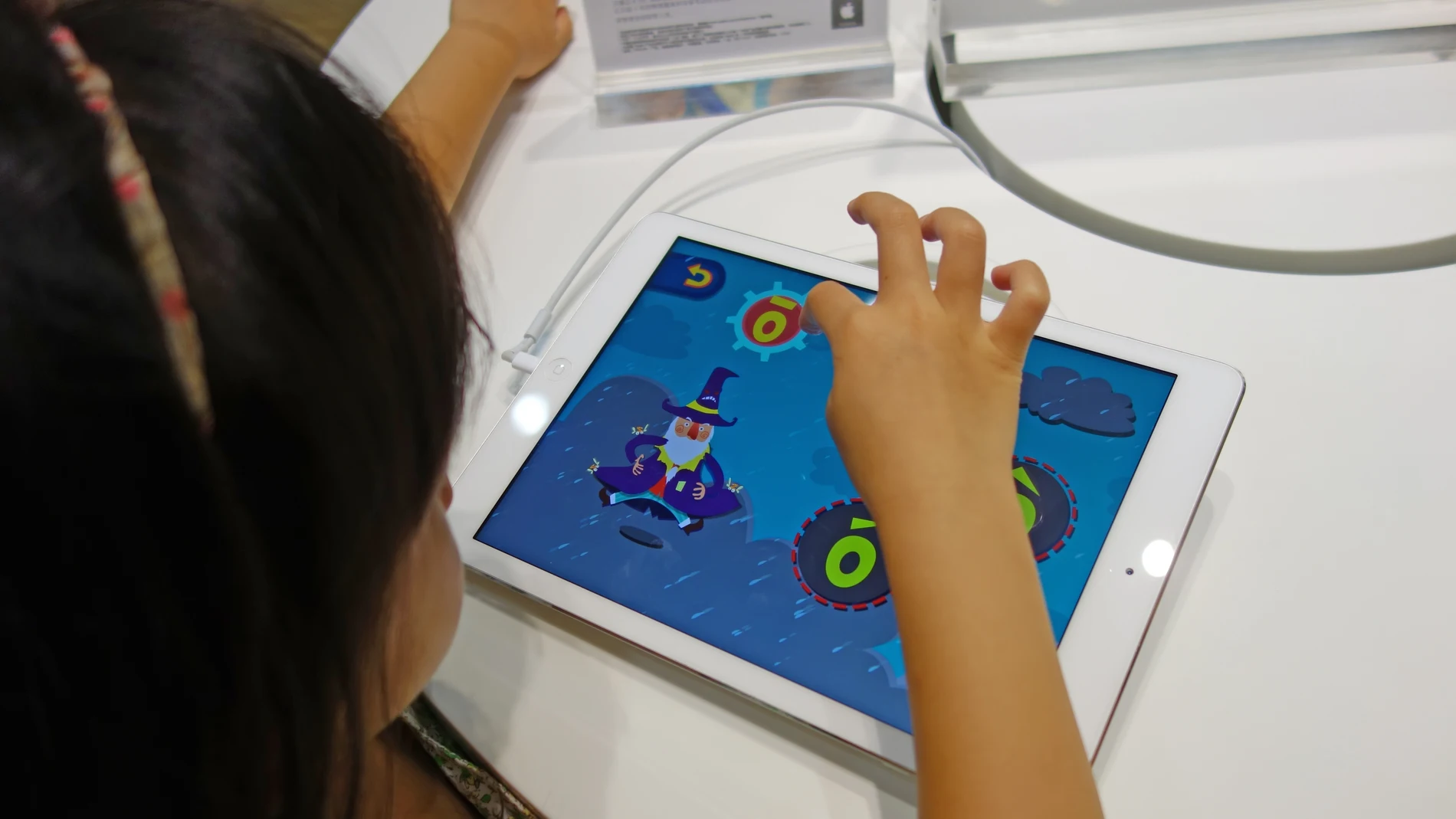 Niña jugando con un ipad.