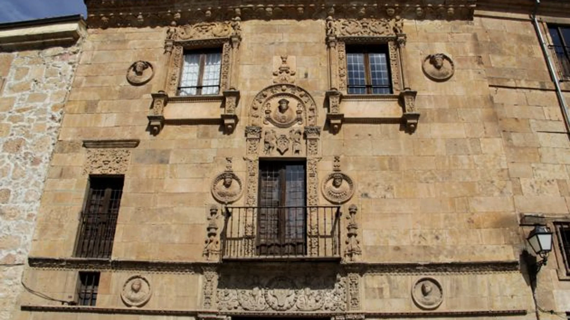 Fachada de la Casa de las Muertes en pleno centro de Salamanca