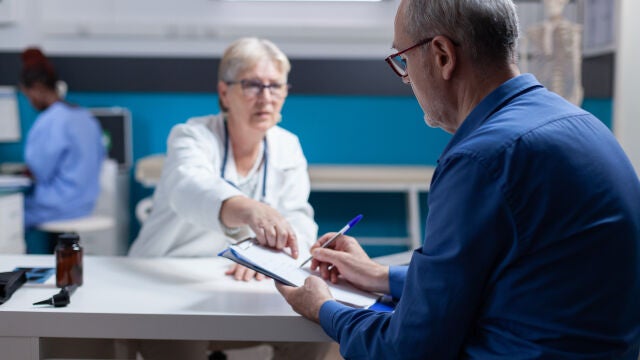 Paciente tomando decisiones junto al médico